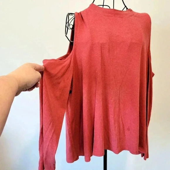 True Craft Pullover Tunic 2X Women's Plus Size Red Cold Shoulder Key Hole Back - Picture 3 of 4